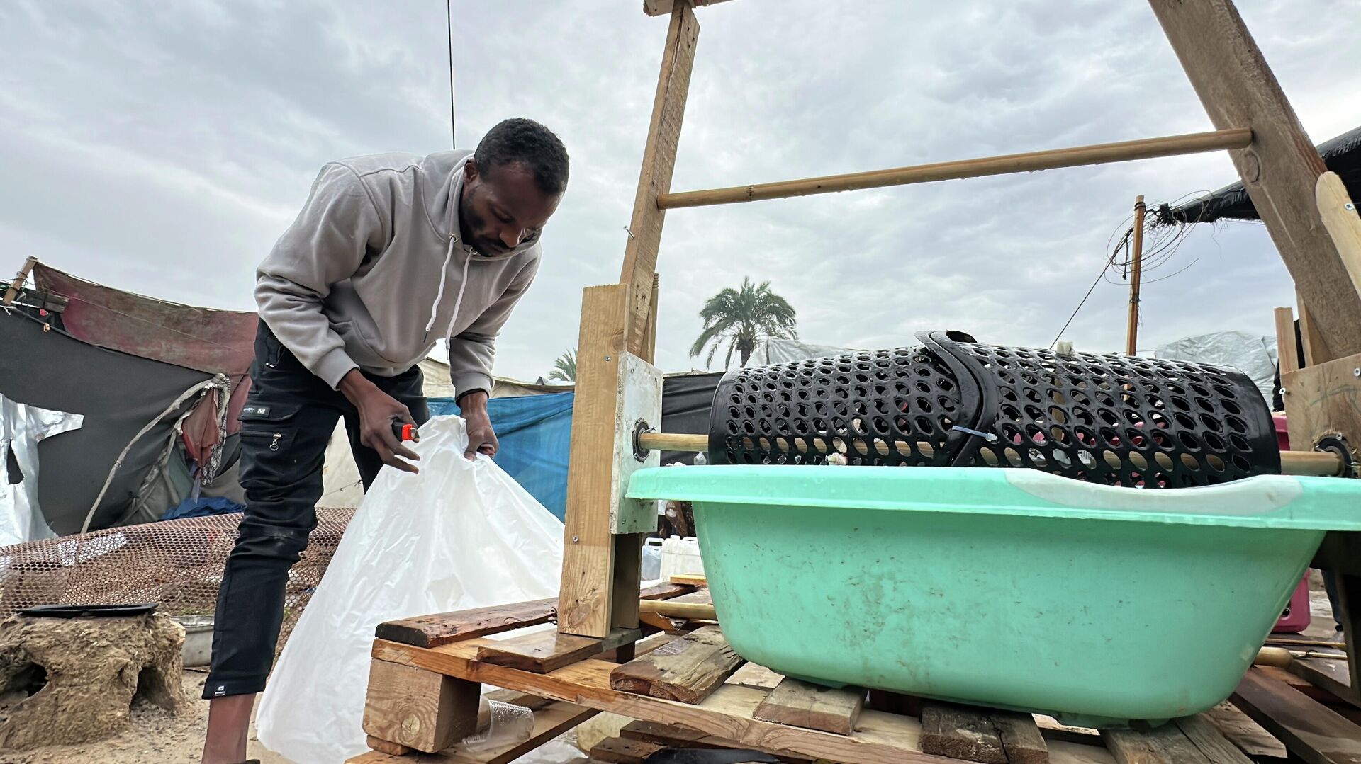 فلسطيني يبتكر غسالة يدوية للتخفيف من معاناة النازحين في قطاع غزة  - سبوتنيك عربي, 1920, 08.01.2026