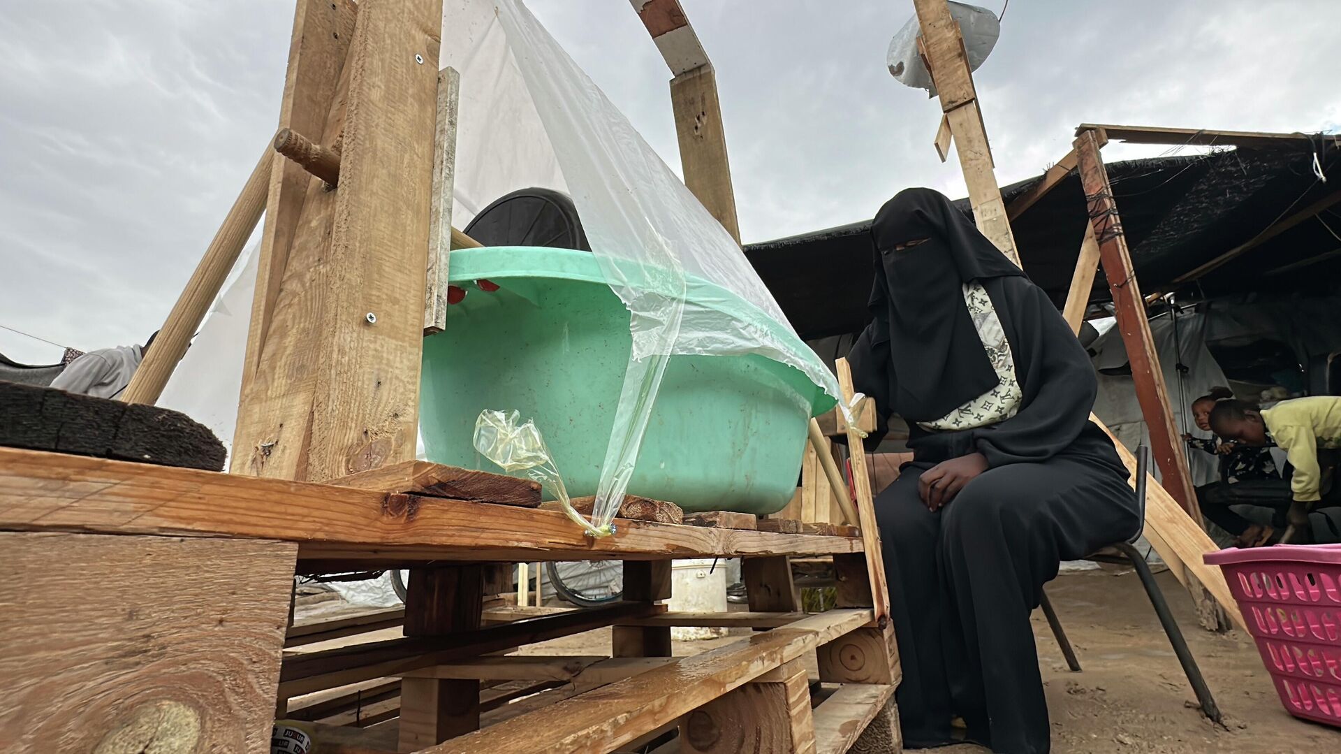 فلسطيني يبتكر غسالة يدوية للتخفيف من معاناة النازحين في قطاع غزة  - سبوتنيك عربي, 1920, 08.01.2026