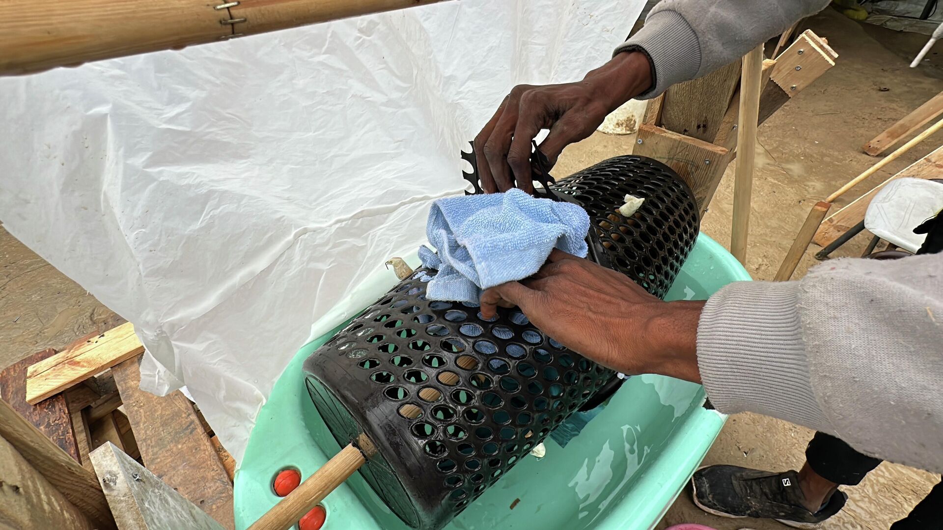 فلسطيني يبتكر غسالة يدوية للتخفيف من معاناة النازحين في قطاع غزة  - سبوتنيك عربي, 1920, 08.01.2026