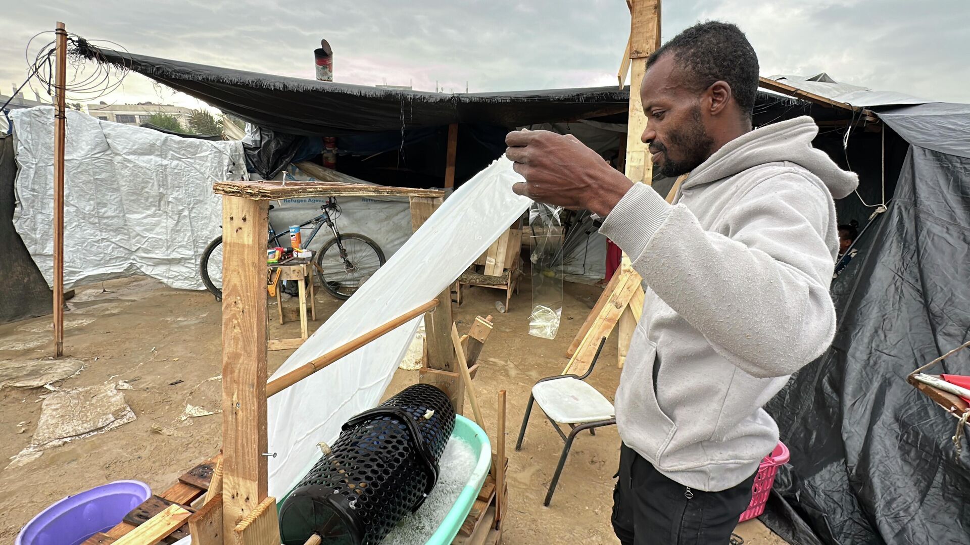 فلسطيني يبتكر غسالة يدوية للتخفيف من معاناة النازحين في قطاع غزة  - سبوتنيك عربي, 1920, 08.01.2026