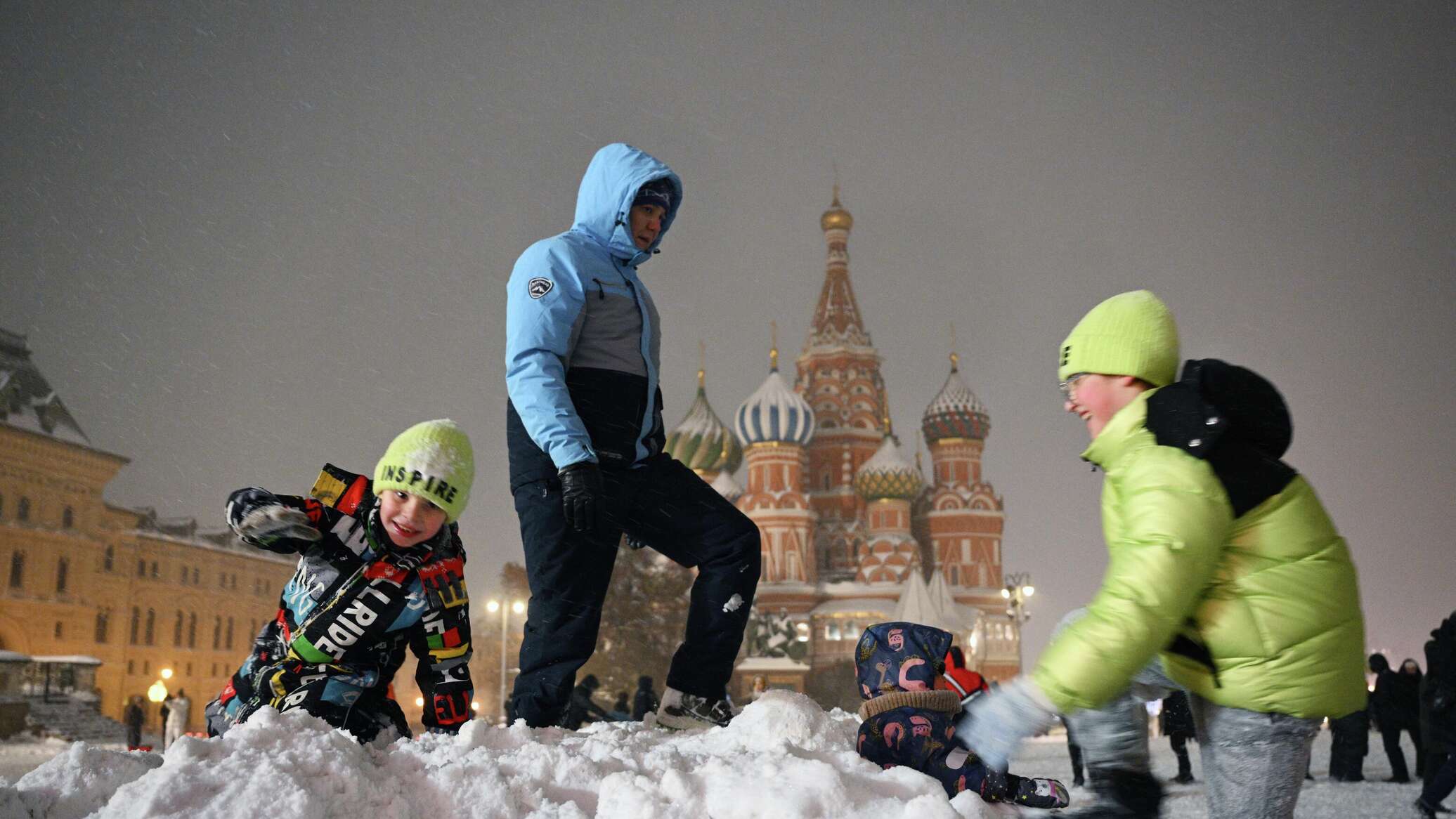 الثلوج تغطي موسكو وتكسو المدينة بالثوب الأبيض