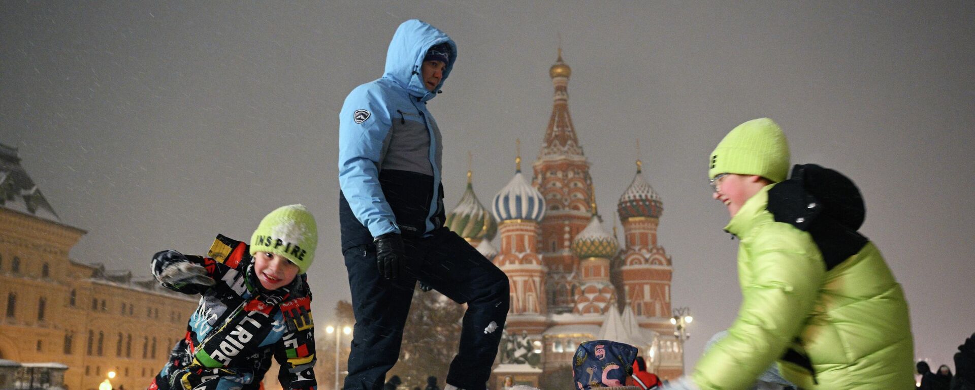 Дети играют в сугробе во время снежной погоды на Красной площади в Москве, Россия - سبوتنيك عربي, 1920, 09.01.2026