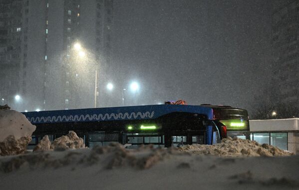 حافلة في أحد شوارع موسكو أثناء تساقط الثلوج - سبوتنيك عربي