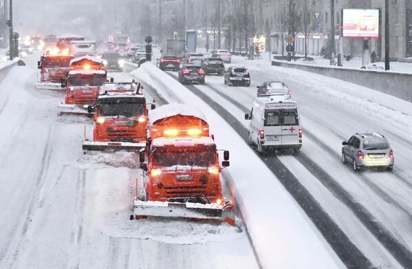 آليات مخصصة لإزالة الثلوج تعمل في أحد الشوارع الرئيسسية بموسكو - سبوتنيك عربي