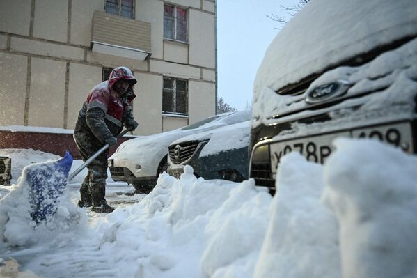 خلال قيام أحد العمال بإزالة الثلج من أحد شوارع موسكو - سبوتنيك عربي