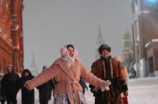 سكان يتجولون وسط الثلوج في الساحة الحمراء وسط موسكو - سبوتنيك عربي