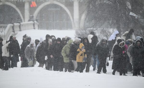 صورة تظهر مجموعة من الأشخاص يسيرون في أحد شوارع موسكو وسط تساقط الثلوج - سبوتنيك عربي