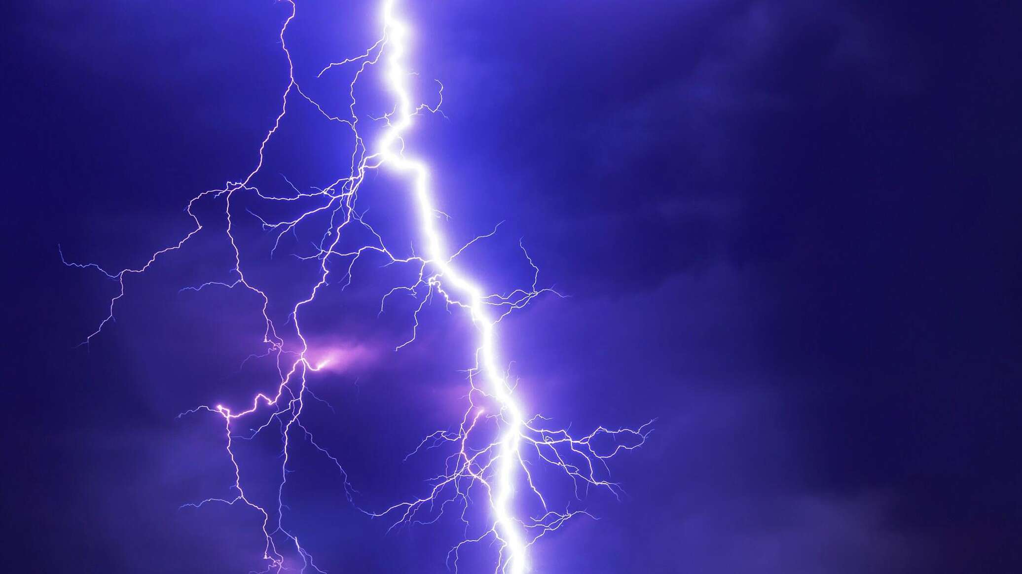 إعلام إسرائيلي: صاعقة برق تضرب طائرة تقل لاعبي فريق مكابي تل أبيب أثناء هبوطها