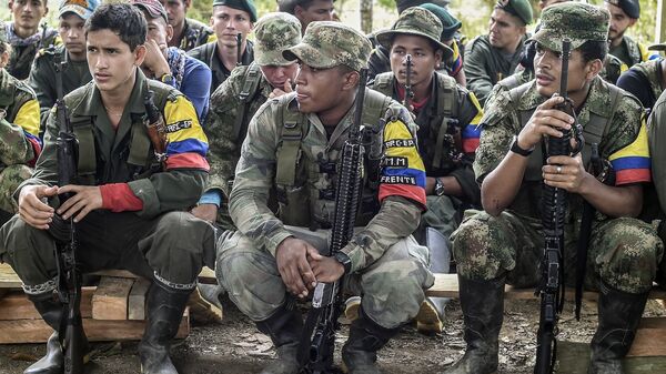 Revolutionary Armed Forces of Colombia (FARC) guerrillas listen during a class on the peace process between the Colombian government and their force, at a camp in the Colombian mountains on February 18, 2016. - سبوتنيك عربي