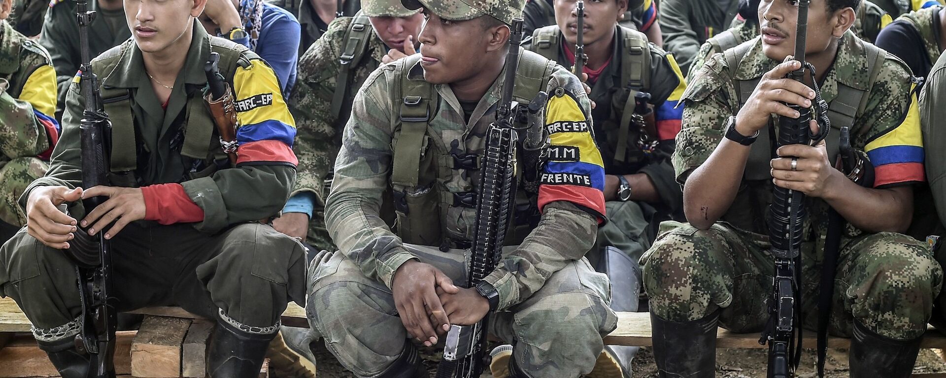 Revolutionary Armed Forces of Colombia (FARC) guerrillas listen during a class on the peace process between the Colombian government and their force, at a camp in the Colombian mountains on February 18, 2016. - سبوتنيك عربي, 1920, 10.01.2026