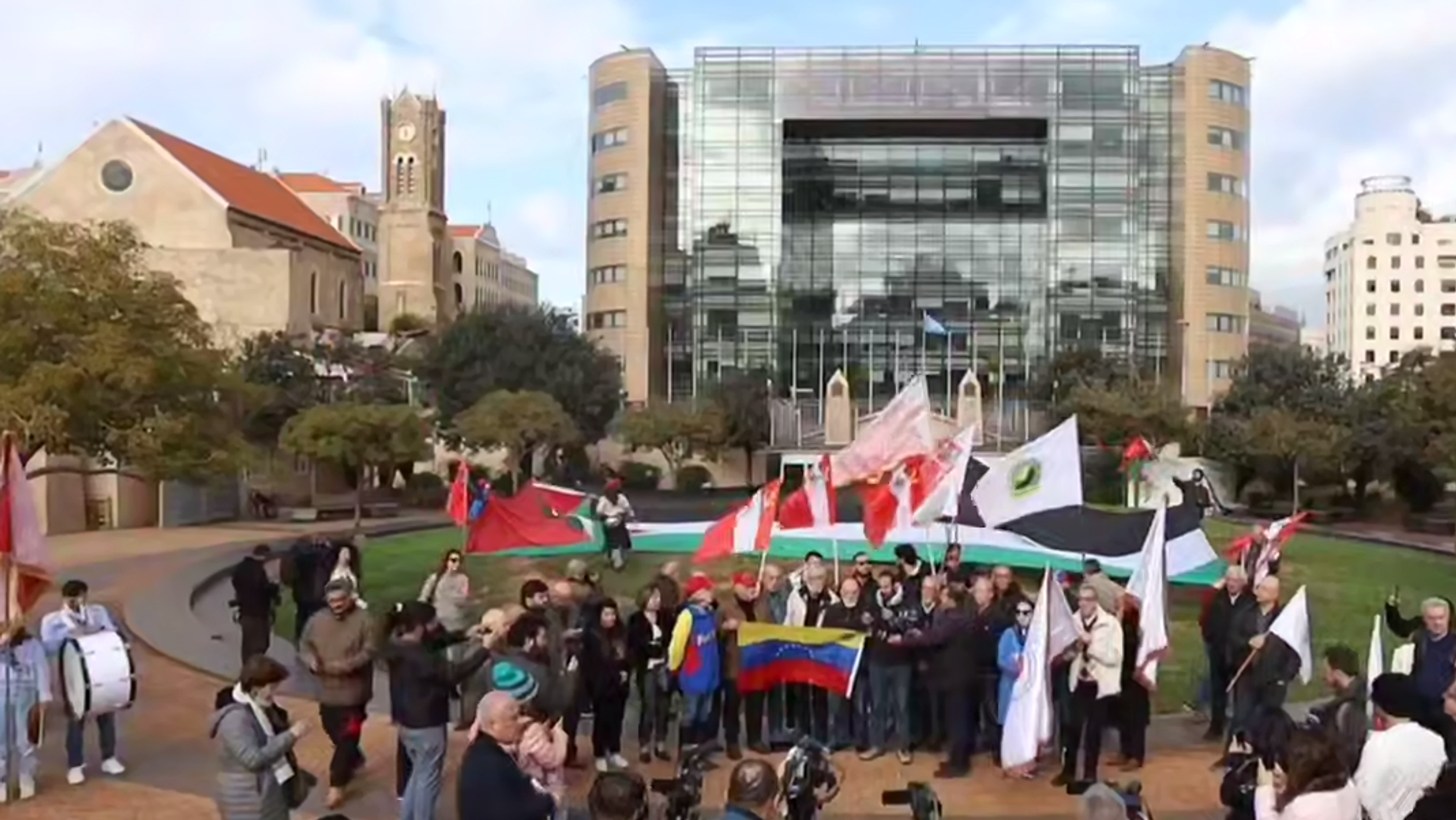 اتحاد الشباب الديمقراطي اللبناني ينظم وقفة تضامنية دعما لجمهورية فنزويلا