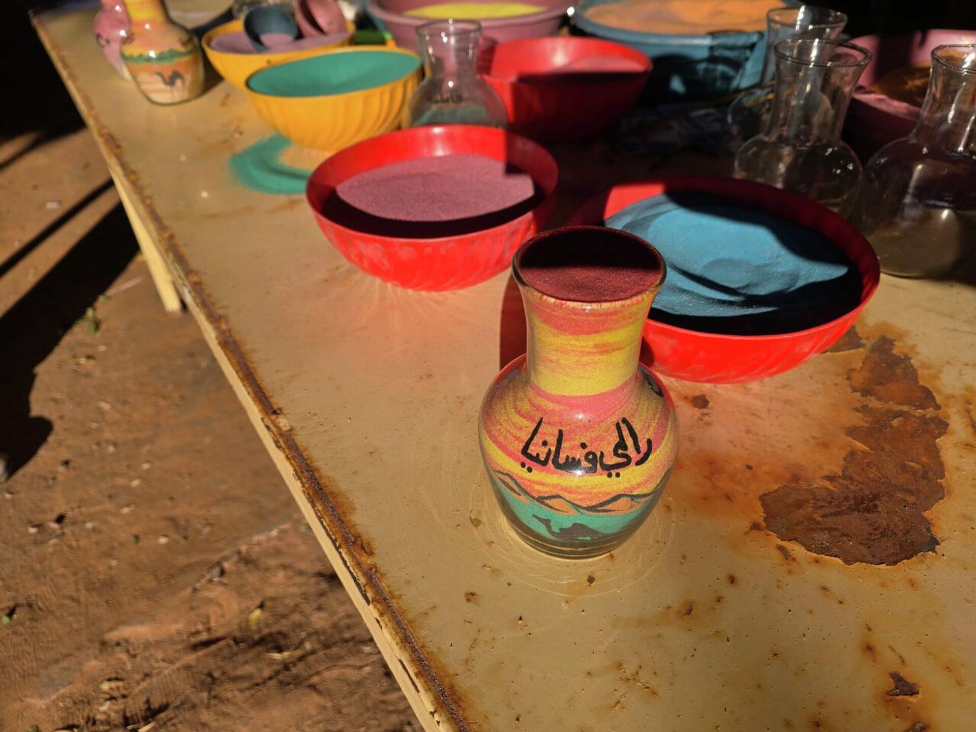 فن من الرمل في زمن الغياب السياحي.. مروان الترهوني يحفظ حرفة نادرة بين العقبة وليبيا - سبوتنيك عربي, 1920, 11.01.2026