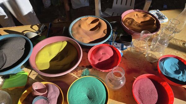 فن من الرمل في زمن الغياب السياحي.. مروان الترهوني يحفظ حرفة نادرة بين العقبة وليبيا - سبوتنيك عربي