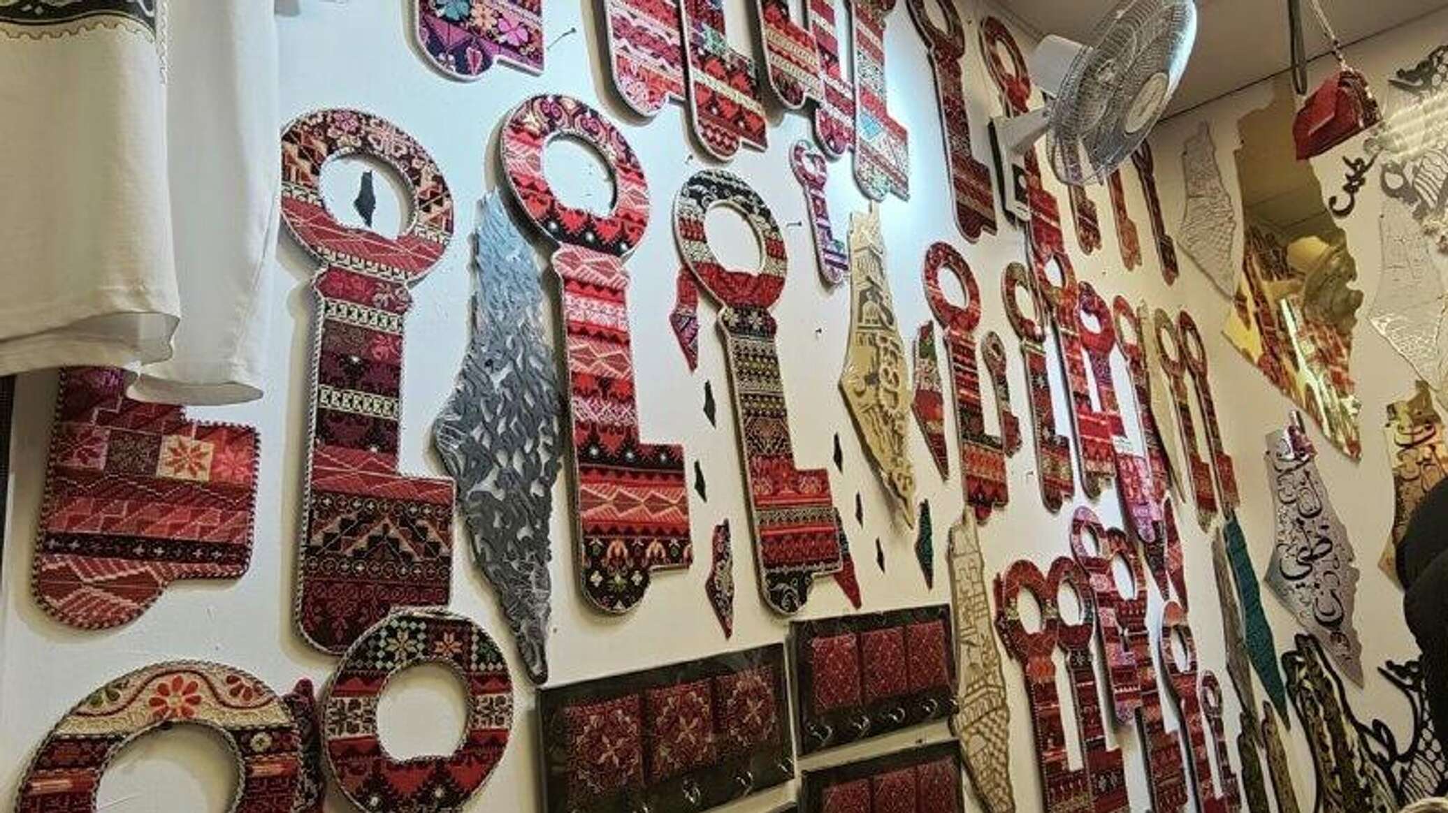 سبوتنيك ترصد إحدى أندر وأقدم الحرف اليدوية الفلسطينية ضمن فعاليات القرية العالمية في دبي