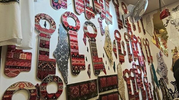 سبوتنيك ترصد إحدى أندر وأقدم الحرف اليدوية الفلسطينية ضمن فعاليات القرية العالمية في دبي - سبوتنيك عربي