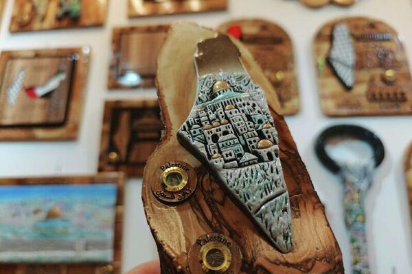 سبوتنيك ترصد إحدى أندر وأقدم الحرف اليدوية الفلسطينية ضمن فعاليات القرية العالمية في دبي - سبوتنيك عربي