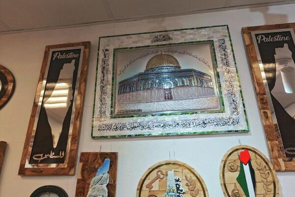 سبوتنيك ترصد إحدى أندر وأقدم الحرف اليدوية الفلسطينية ضمن فعاليات القرية العالمية في دبي - سبوتنيك عربي