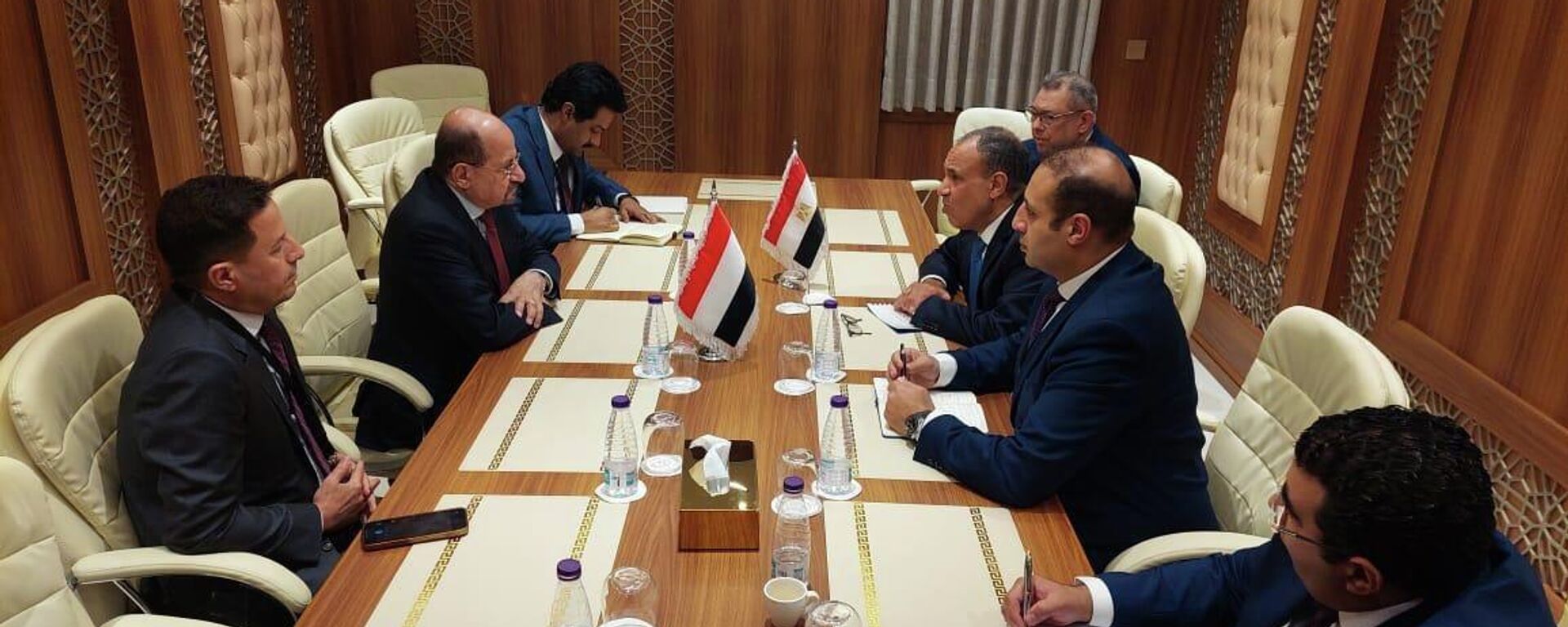 وزير الخارجية المصري بدر عبد العاطي، يلتقي وزير الخارجية اليمني، شائع محسن الزنداني، على هامش أعمال الدورة الاستثنائية لمجلس وزراء خارجية منظمة التعاون الإسلامي المنعقدة في مدينة جدة - سبوتنيك عربي, 1920, 11.01.2026