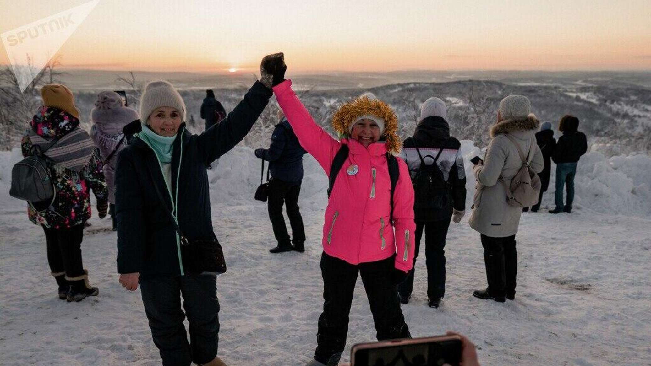 بعد ليل قطبي طويل دام 40 يوما.. سكان مدينة روسية يحتفلون بأول شروق للشمس ..فيديو