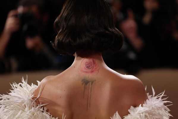 سيلينا غوميز تتألق على السجادة الحمراء في حفل توزيع جوائز "غولدن غلوب" السنوي. - سبوتنيك عربي