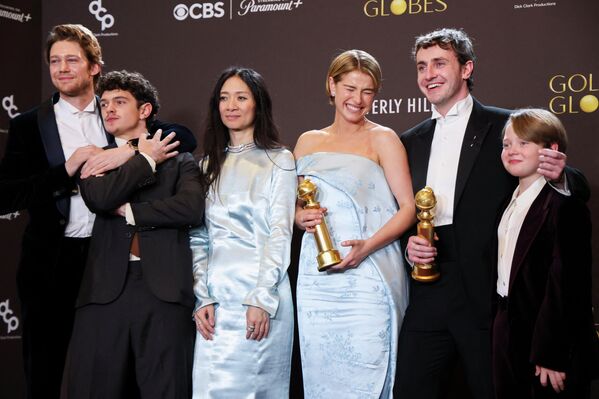 جو ألوين، ونوح جوب، وكلوي تشاو، وجيسي باكلي، وبول ميسكال، وجاكوبي جوب يتسلمون جائزة أفضل فيلم درامي عن فيلم "هامنت". - سبوتنيك عربي