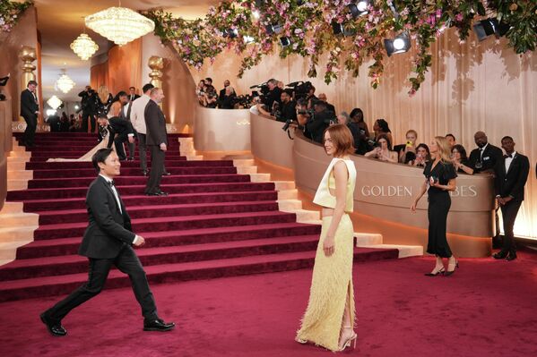 إيما ستون تتألق باللون الأصفر الباهت خلال حفل توزيع جوائز "غولدن غلوب". - سبوتنيك عربي