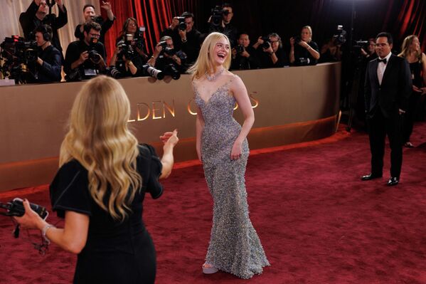 صورة عفوية لإيلي فانينغ وهي تضحك أثناء التقاط الصور لها على السجادة الحمراء. - سبوتنيك عربي