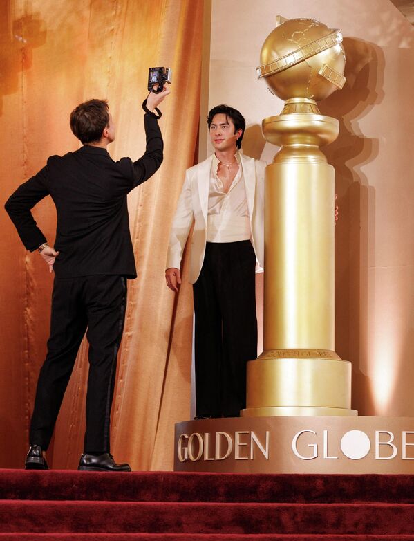 هادسون ويليامز يلتقط الصور التذكارية خلال مشاركته في الحفل. - سبوتنيك عربي