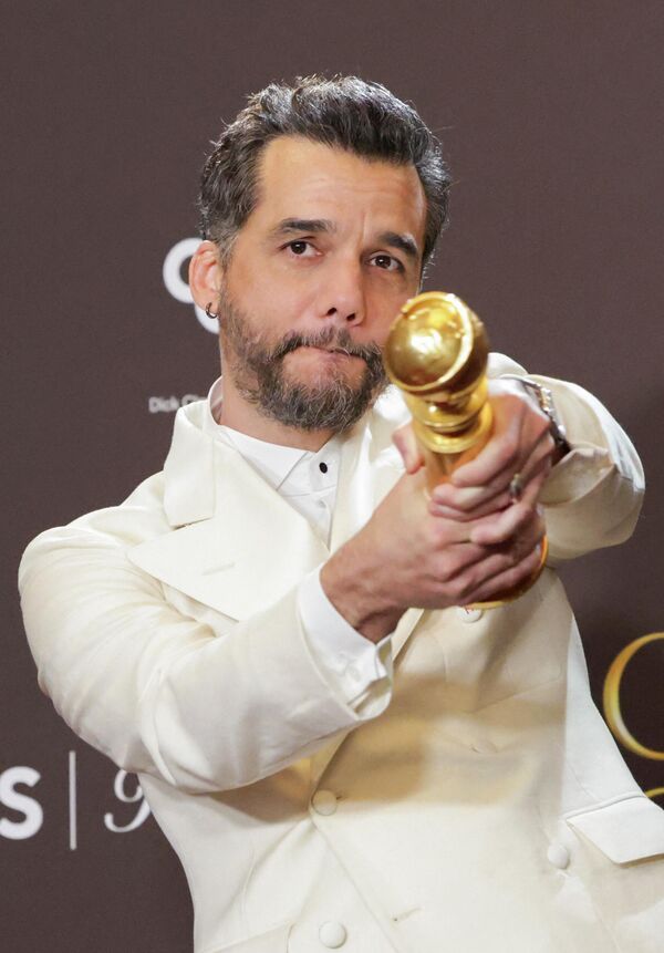 فاغنر مورا يعبر عن سعادته بجائزة أفضل أداء لممثل في فيلم درامي عن دوره في فيلم "العميل السري". - سبوتنيك عربي