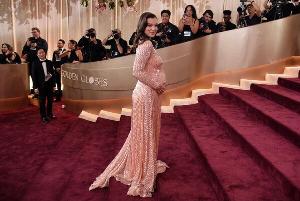 هايلي ستاينفيلد تستعرض حملها الأول خلال مشاركتها في حفل توزيع جوائز "غولدن غلوب". - سبوتنيك عربي