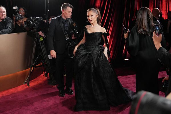 خلال وصول أريانا غراندي  إلى حفل توزيع الجوائز، مرتدية فستانا أسود طويلا من الساتان. - سبوتنيك عربي