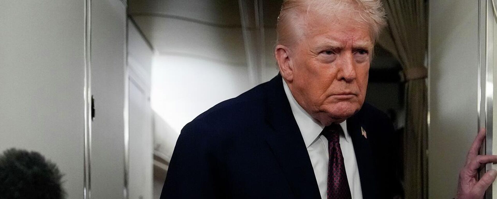 الرئيس الأمريكي، دونالد ترامب، يتحدث إلى الصحفيين أثناء رحلته على متن طائرة الرئاسة الأمريكية إلى قاعدة أندروز المشتركة في ولاية ماريلاند، 11 يناير/ كانون الثاني 2026 - سبوتنيك عربي, 1920, 12.01.2026