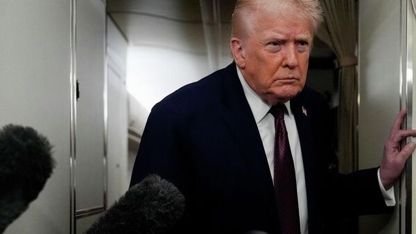 الرئيس الأمريكي، دونالد ترامب، يتحدث إلى الصحفيين أثناء رحلته على متن طائرة الرئاسة الأمريكية إلى قاعدة أندروز المشتركة في ولاية ماريلاند، 11 يناير/ كانون الثاني 2026 - سبوتنيك عربي