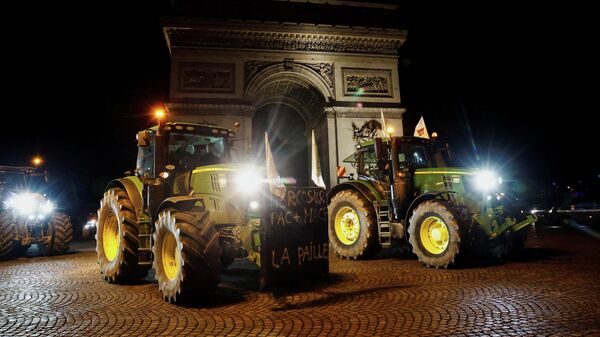 Фермеры едут на тракторах по Елисейским полям в Париже, протестуя против торгового соглашения Меркосур - سبوتنيك عربي