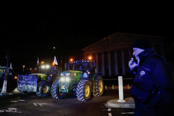 اصطفاف الجرارات أمام الجمعية الوطنية الفرنسية أثناء الإحتجاج.  - سبوتنيك عربي