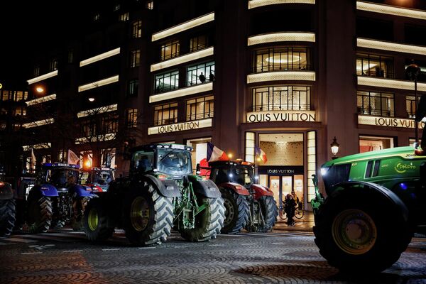 جرارات أمام الجمعية الوطنية الفرنسية. - سبوتنيك عربي