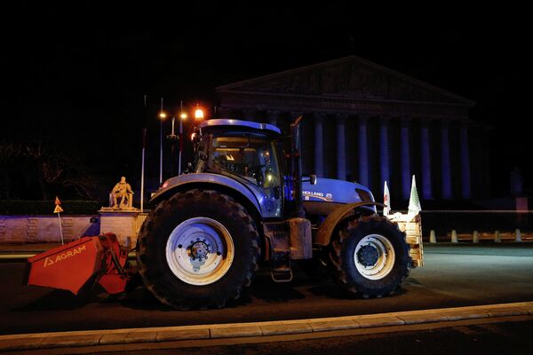 جرار يقف أمام الجمعية الوطنية الفرنسية. - سبوتنيك عربي
