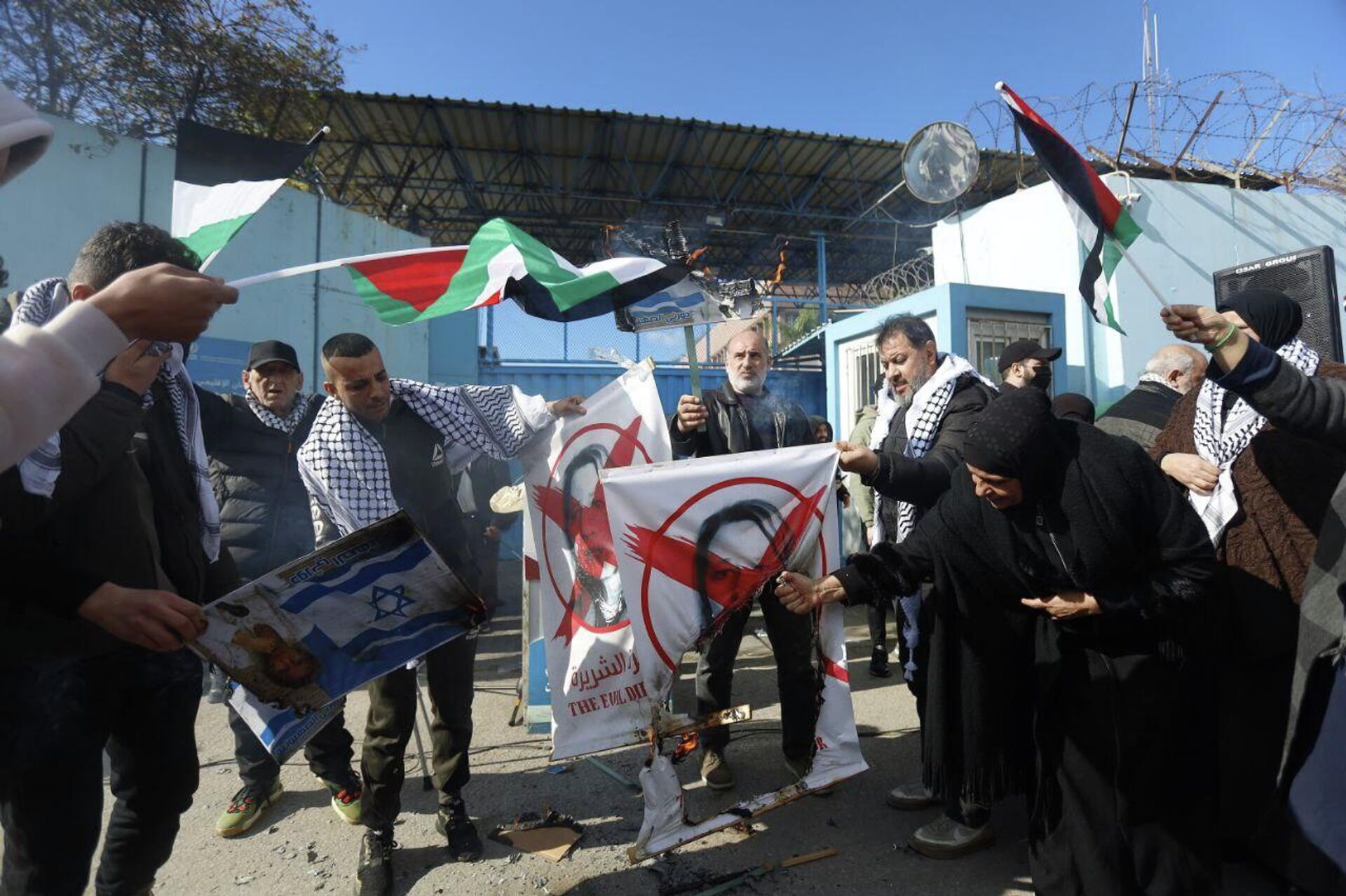 وقفة غضب أمام الأونروا في بيروت رفضا لشطب اسم فلسطين من المناهج التعليمية - سبوتنيك عربي, 1920, 14.01.2026