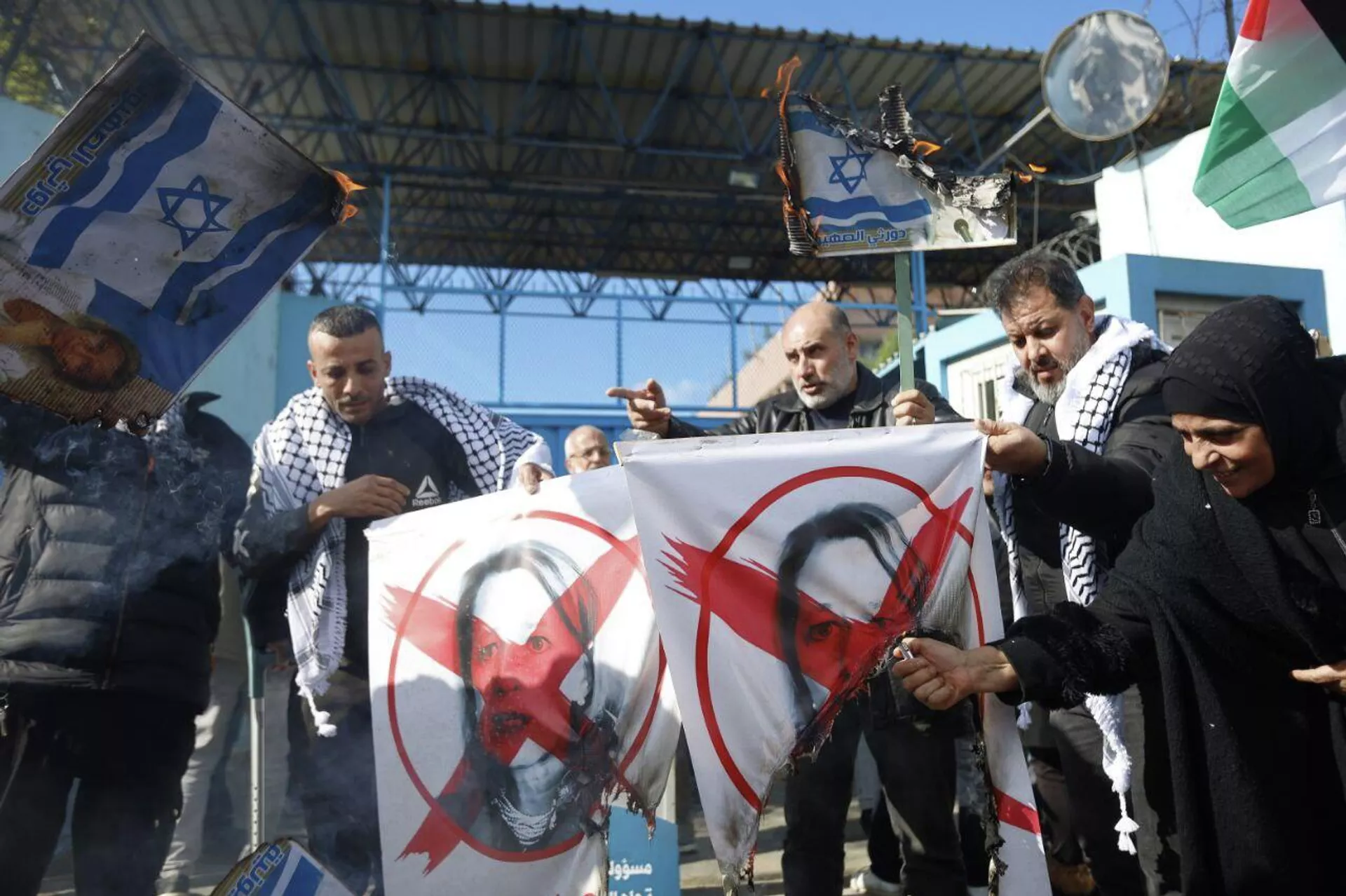 وقفة غضب أمام الأونروا في بيروت رفضا لشطب اسم فلسطين من المناهج التعليمية - سبوتنيك عربي, 1920, 14.01.2026