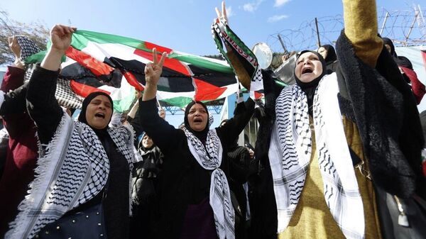 وقفة غضب أمام الأونروا في بيروت رفضا لشطب اسم فلسطين من المناهج التعليمية - سبوتنيك عربي