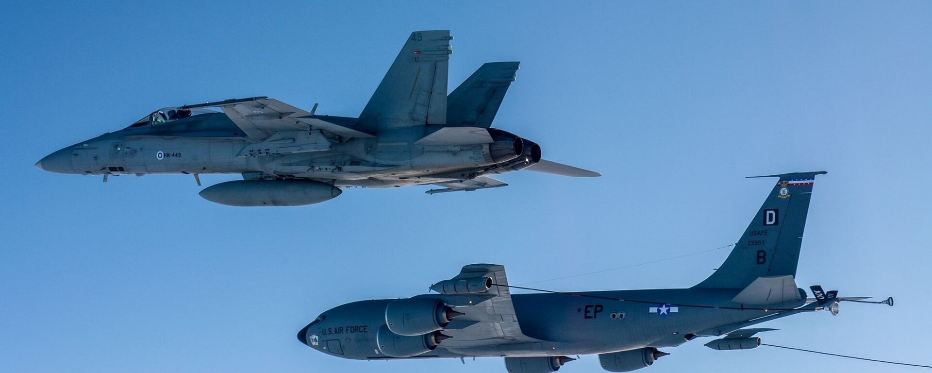 Самолет-заправщик KC-135 Stratotanker ВВС США и самолет F-18 Hornet ВВС Финляндии - سبوتنيك عربي, 1920, 14.01.2026