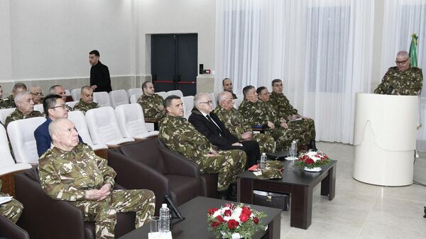 الفريق أول السعيد شنڨريحة، رئيس أركان الجيش الوطني الشعبي الجزائري يشهد عملية إطلاق القمر الاصطناعي الخاص بأغراض الاستطلاع والمراقبة - سبوتنيك عربي