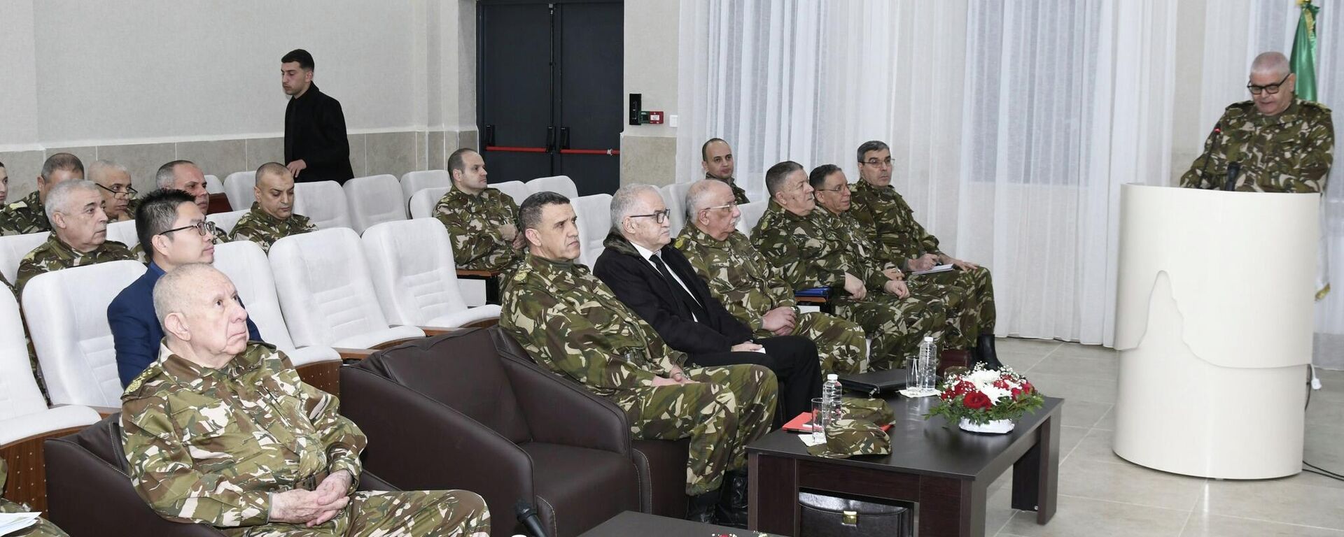 الفريق أول السعيد شنڨريحة، رئيس أركان الجيش الوطني الشعبي الجزائري يشهد عملية إطلاق القمر الاصطناعي الخاص بأغراض الاستطلاع والمراقبة - سبوتنيك عربي, 1920, 15.01.2026