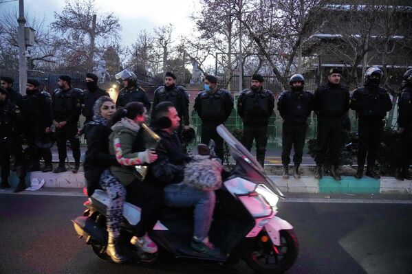 صورة تظهر رجال الشرطة يحمون السفارة البريطانية في طهران خلال احتجاج نظمه أنصار مؤيدين للحكومة الإيرانية - سبوتنيك عربي