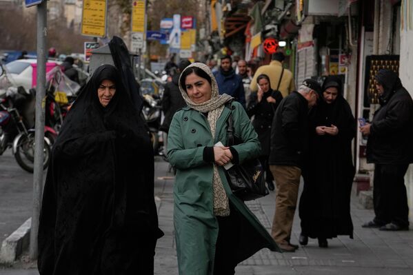 صورة لمجموعة من السكان يسيرون على الرصيف في وسط مدينة طهران - سبوتنيك عربي