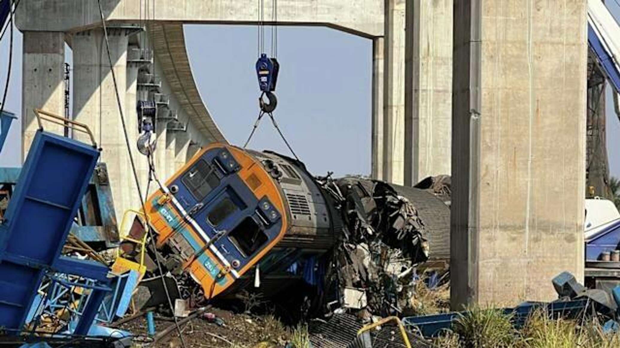 مقتل 22 شخصا جراء انهيار رافعة على سكة قطار في تايلاند... فيديو