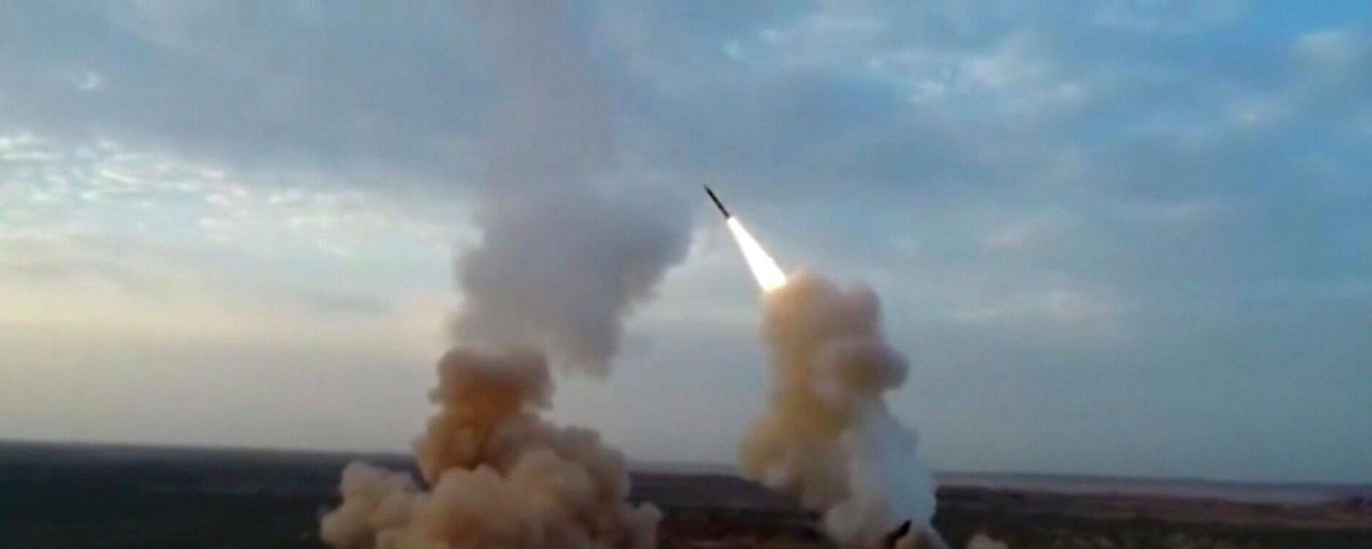 إطلاق صواريخ باليستية من تحت الأرض من قبل الحرس الثوري الإيراني خلال مناورة عسكرية، 29 يوليو/ تموز 2020 - سبوتنيك عربي, 1920, 22.01.2026