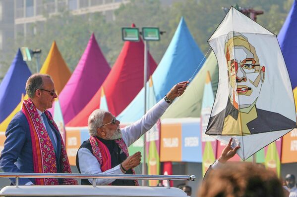 المستشار الألماني فريدريش ميرز  يراقب رئيس الوزراء الهندي ناريندرا مودي، وهو يطلق طائرة ورقية خلال افتتاح مهرجان الطائرات الورقية الدولي في "أحمد آباد"، الهند. - سبوتنيك عربي