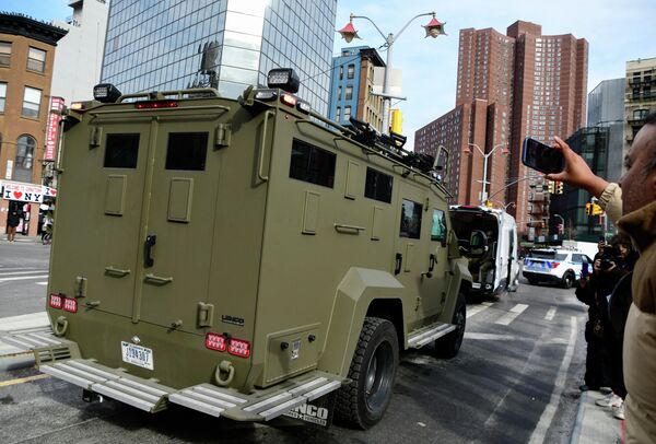 مركبة مدرعة تقل الرئيس الفنزويلي نيكولاس مادورو، المختطف من قبل الولايات المتحدة، بعد جلسة استماع في محكمة نيويورك، حيث وجهت السلطات الأمريكية إليه اتهامات رسمية. وأمر القاضي مادورو بالمثول أمام المحكمة في 17 مارس/آذار، لحضور جلسة الاستماع. - سبوتنيك عربي