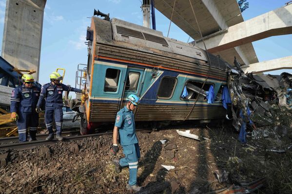 صورة تظهر رجال الإنقاذ، وهم يعملون وسط الحطام بعد سقوط رافعة بناء على قطار ركاب في مقاطعة ناخون راتشاسيما، تايلاند. - سبوتنيك عربي